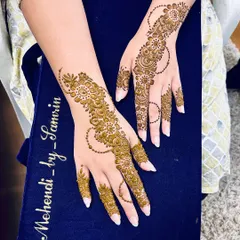 For those who love a clean and elegant look, I create these beautiful Arabic-style henna designs. The flowing floral and vine patterns decorate the hands without feeling heavy, perfect for any occasion from Eid to a casual get-together.