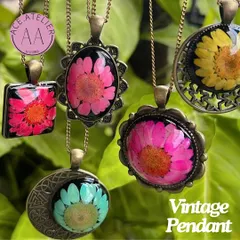 A closer look at my vintage pendant collection. These pieces combine the beauty of nature with an antique aesthetic, perfect for a timeless look.