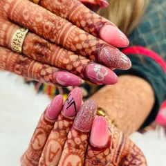 Your love story, right at your fingertips. This personalized bridal set features the couple's initials, combining soft pinks, glitter, and custom art for a manicure that’s as special as the occasion.