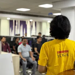 Leading a session from the back of the room allows me to observe and guide the group as a whole. My focus is on creating a collective experience of calm and presence, even in the middle of a busy office floor.