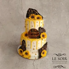 Another take on my popular sunflower design, this time as a 1 kg two-tier cake. This Chocolate Hazelnut cake features a yellow drip and is decorated with sunflowers and chocolate bubble wrap shards.