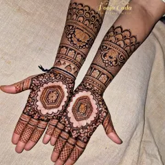 Geometric and floral patterns come together in this heavy sider design. The palms feature a stunning hexagonal mandala, while the arms are adorned with intricate bands of floral and traditional Indian patterns.