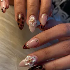We combined a trendy tortoiseshell pattern with delicate 3D white flowers on a neutral base. This design proves that bold patterns and soft details can work together beautifully for a sophisticated and unique manicure.