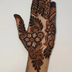 For those who love a bolder look, I create striking Gulf-style mehendi. The use of thick lines and negative space makes the floral patterns pop, giving your hands a very dramatic and beautiful appearance.