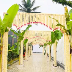 We created this traditional and eco-friendly walkway using arches made of jasmine flower strings and fresh banana plants. This design provides a fragrant and visually stunning path for guests, deeply rooted in South Indian culture.