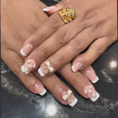 This design proves that classic can also be cute. We gave the timeless French manicure a playful twist with delicate 3D bows and tiny pearl accents, creating a look that is both sophisticated and charming for any special occasion.