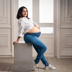 We guide you into poses that feel natural and comfortable, allowing your personality to shine. This shot highlights the beautiful baby bump while maintaining a casual and contemporary feel.