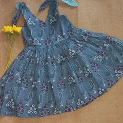 This dusty blue frock features a lovely block print of 'pakshi' (birds) and 'phool' (flowers). The adjustable tie-up shoulders mean it can grow with your child, and the full skirt is perfect for twirling.