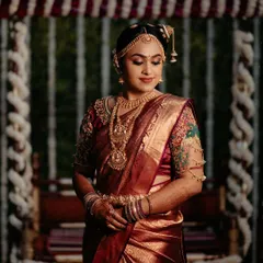 The final look for a beautiful bride, ready for her Oonjal ceremony. I focus on ensuring every detail, from the pleats of her Kanjivaram silk saree to the placement of her temple jewellery, creates a picture of timeless elegance.