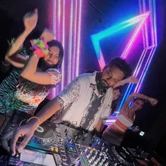 It is all about the connection with the crowd. An amazing moment captured during the Island Edit at Skydeck, where the tropical afro house beats had everyone dancing together.