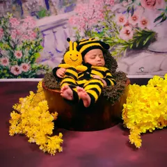 Capture the sweetest moments with our adorable newborn photoshoot props and costumes. This 'little bee' set, complete with a matching toy, is perfect for creating precious memories of your baby.