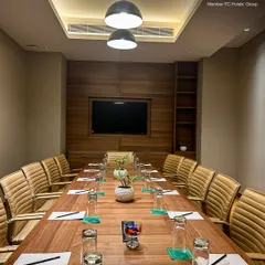 For discussions that shape the future, I offer this impeccably designed boardroom. The space combines modern aesthetics with complete functionality, including a large screen and comfortable seating, ensuring your corporate meetings are both productive and impressive.
