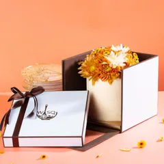 Why choose between flowers and cake when you can gift both? Our "Bloom" cake series combines a delicious mini cake with a fresh floral topping, presented in our innovative slide-out gift box.