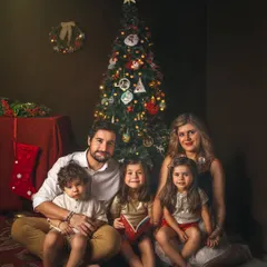 This portrait of a family of five captures the cozy, happy chaos of Christmas. The children's expressions are priceless, and it’s a perfect snapshot of their holiday spirit.