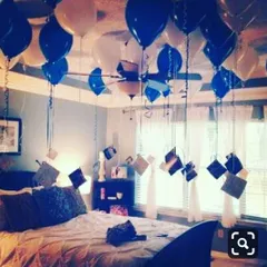 I can combine balloons with your personal photos for a fun and surprising effect. In this bedroom setup, I attached photos to the ends of balloon strings, letting your favorite memories float around the room.