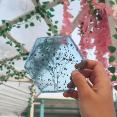 This coaster features a sprig of dried Gypsophila (baby's breath) preserved in light blue resin with silver flakes. It has such a dreamy, delicate feel.