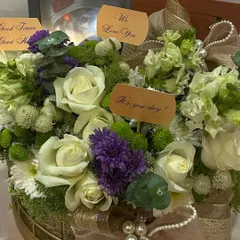 A close-up on the floral details and the sweet message cards like 'We Love You' and 'It's your day!'.