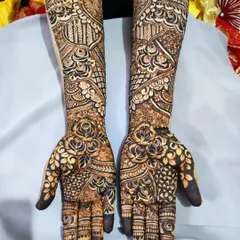 A complete look at this beautiful rose-themed bridal mehndi. The balance between the bold flowers and the delicate filler work is what makes this design so captivating.