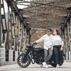 Using the strong lines of an old steel bridge as a frame, this shot captures a cool, relaxed moment. The black and white outfits of the couple stand out against the industrial feel of the bridge.