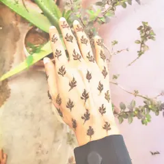 For a more modern and understated look, I create minimalist henna patterns like this. The simple, repeating leaf motifs on the back of the hand offer a chic and artistic touch.
