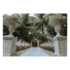 I believe in the beauty of simplicity for modern ceremonies. This Christian wedding aisle is a soft white dream, featuring clouds of baby's breath in Victorian vases and a serene pathway, proving that minimalist decor can be incredibly romantic and impactful.