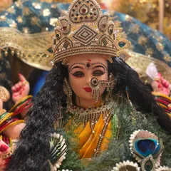 This is a close look at my special Mayur Kanthi, a garland designed with real peacock feathers. I love combining traditional flowers with unique elements like morpankh to create a piece that is both sacred and a work of art.