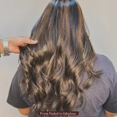 From faded to fabulous. We revived this client's hair with warm-toned balayage highlights, bringing back vibrancy and shine.
