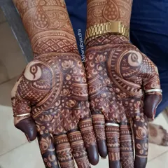 A photo showing the beautiful 24-hour stain of a peacock-themed mehendi. You can see how the design details remain sharp and the color is a lovely deep brown.