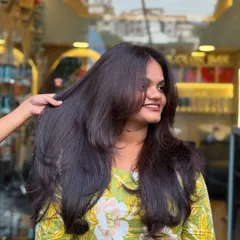 Look at that bounce and shine. These soft layers are designed to create movement and texture, bringing life to long hair without sacrificing length.
