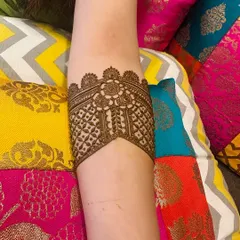 An elegant V-shaped armband design featuring intricate jaali work and floral borders. This piece is perfect for sleeveless outfits and adds a touch of royalty.