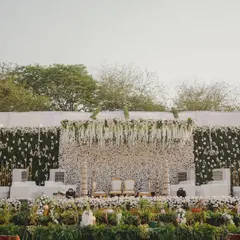 For a clean, sophisticated aesthetic, I designed this expansive all-white floral backdrop. This large-scale installation is perfect for conferences and summits, providing a professional and visually stunning focal point that commands attention.