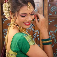 A happy and radiant Maharashtrian bridal look created by one of my students. They have perfectly captured the essence of the look, from the makeup to the hair and styling.