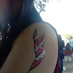 An abstract wing-like shape with pink and black glitter. This design is perfect for when you want something unique and eye-catching.