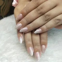 A dazzling glitter ombre manicure. This style features a natural base that fades into a dense, sparkling silver glitter at the tips, perfect for a glamorous and eye-catching effect.