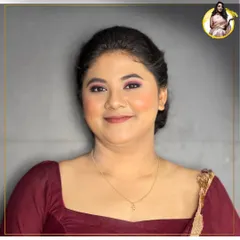 The final result of my Red Smokey Eye masterclass. This look combines deep red and black tones, blended perfectly for a dramatic and glamorous effect suitable for any party.
