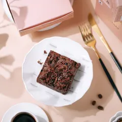 Another angle from our brownie shoot, this time showing the product packaging. This type of shot is crucial for brands as it connects the delicious product with their brand identity.