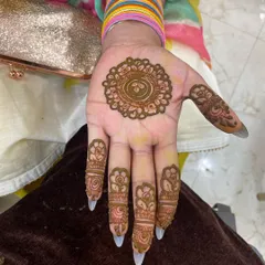 A simple and pretty design for siders or guests. This look features a central mandala with matching floral details on each finger, leaving much of the hand open.