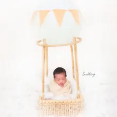 The hot air balloon theme is perfect for a light and airy photoshoot. I use a bright, all-white setup to keep the focus on your baby, creating a feeling of innocence and wonder.