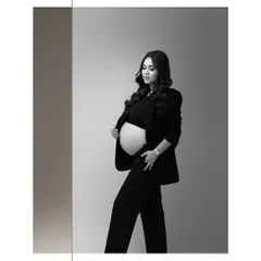 A game of light and shadows. This modern maternity portrait uses creative composition and monochrome tones to create a striking, high-end editorial feel.