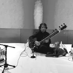 A black and white photo of a performance with Ustad Rafique Khan saheb and Shri Sarfaraaz Khan.