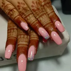 This is such a classic bridal look. I used a beautiful peach gel polish on these extensions, with a holographic glitter accent nail to add just the right amount of sparkle.