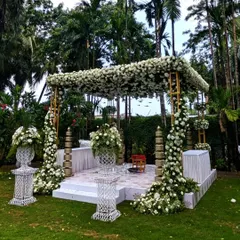 For me, the beauty of an outdoor wedding is in blending decor with nature. I constructed this serene mandap on a lush lawn, draping it in a canopy of white florals to create a sacred space that felt both elegant and organic.