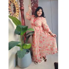 Another shot in this comfortable and elegant floral dress. Perfect for hosting daytime events or family gatherings.