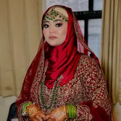 This Hijabi bride looks absolutely regal in her red and gold outfit. The makeup is kept sophisticated and elegant to match the richness of her attire and the beautifully styled hijab.