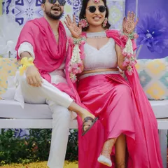 Haldi, sunshine, and sky. Pragya and Akhil's Haldi ceremony was all about fun and modern style. The bride's chic pink outfit εταιρείας with floral jewelry perfectly matched the vibrant, joyful atmosphere we created.