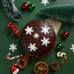 A closer look at our eggless Christmas plum cake, decorated with delicate sugar snowflakes. It’s a simple, elegant, and delicious way to celebrate.