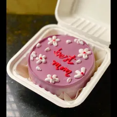A lovely lavender-colored bento cake for the "best mom." Decorated with simple white flowers, it's a sweet and simple way to show your appreciation on Mother's Day or her birthday.