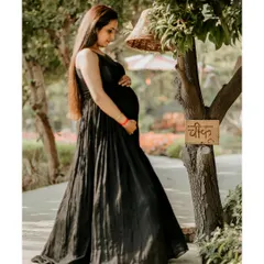 A serene solo portrait of the mom-to-be, cradling her bump amidst the greenery. I focus on finding beautiful, quiet spots in nature that complement your glow.