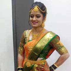 Another angle of this classic South Indian bridal style. My goal is to make sure you look stunning from every viewpoint, with every detail from the saree pleats to the hair accessories perfectly set.