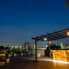 Your terrace can be your private escape under the stars. Here, we created a rooftop bar with an illuminated onyx counter, perfect for hosting parties or enjoying a quiet drink with a view of the city lights.